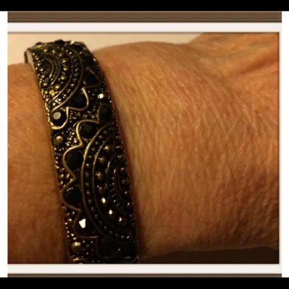 😎Black/Gold Plated Cuff Bracelet - Picture 5 of 7